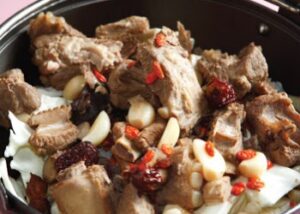 hướng dẫn làm món sườn heo hầm thuốc bắc